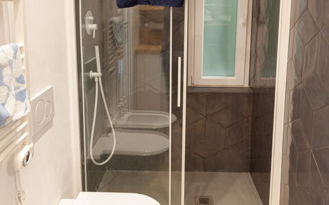 La Casa Dei Mandarini: Piso, Suelo, Baño, Asiento Del Baño, Arreglo De Tubería, Diseño De Interiores, Baño, Plomería, Loseta, Espejo