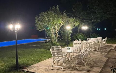 Villa Amelia: Noche, Medianoche, Jardín, Piscina, Césped, Iluminación De Seguridad, Patio Interior, Yarda, La Iluminación Del Paisaje