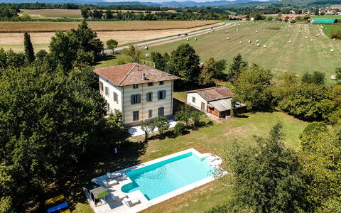 Villa Amelia: Edificio, Casa, Barrio Residencial, Casa, Piscina, Inmuebles, Asentamientos Humanos, Casa De Campo, Cabaña, Césped
