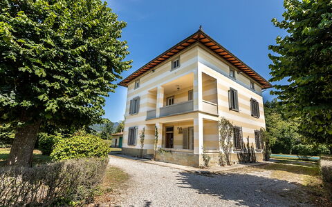 Villa Amelia: Casa, Casa, Barrio Residencial, Arbusto, Puerta, Inmuebles, Cabaña, Casa De Campo, Jardín, Paisajismo