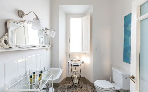 Villa Amelia: Baño, Pared, Arreglo De Tubería, Diseño De Interiores, Piso, Plomería, Suelo, Grifo, Lavabo, Casa