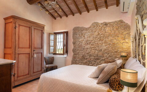 Casa Meletta: Mueble, Pared, Diseño De Interiores, Casa, Piso, Habitación, Linos, Cama, Habitación, Marco De La Cama