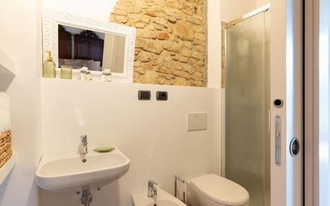 Casa Meletta: Pared, Piso, Suelo, Diseño De Interiores, Arreglo De Tubería, Puerta, Plomería, Habitación, Baño, Techo