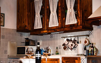 Ettore: Madera, Diseño De Interiores, Cocina, Gabinetes, Encendiendo, Mueble, Mostrador, Marrón, Lámpara, Habitación