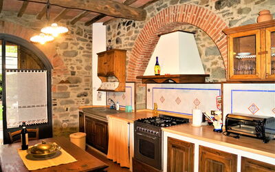 Gina: Cocina, Mueble, Diseño De Interiores, Pared, Piso, Madera, Aparato De Cocina, Techo, Estufa De Cocina, Mostrador