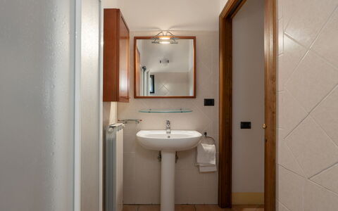 Casa Livia: Pared, Arreglo De Tubería, Lavabo Del Baño, Madera, Piso, Diseño De Interiores, Lavabo, Suelo, Baño, Espejo