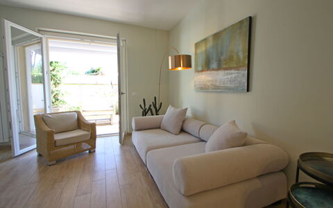 Casa Rossella: Mueble, Sofá, Piso, Diseño De Interiores, Pared, Suelo, Madera, Sala, Habitación