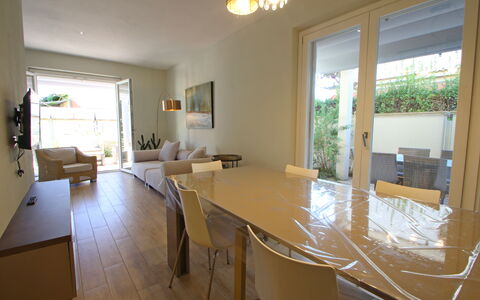 Casa Rossella: Mueble, Piso, Diseño De Interiores, Silla, Suelo, Mesa, Cocina Y Comedor Mesa, Habitación, Departamento, Comedor