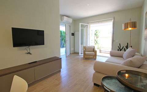 Casa Rossella: Mueble, Diseño De Interiores, Piso, Suelo, Madera, Sala, Habitación, Sofá, Techo, Casa