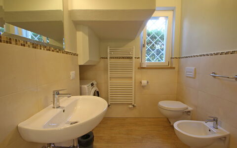 Casa Rossella: Piso, Diseño De Interiores, Suelo, Baño, Arreglo De Tubería, Lavabo Del Baño, Lavabo, Grifo, Plomería, Habitación