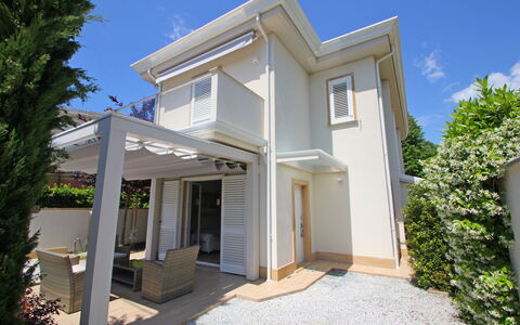 Casa Rossella: Casa, Barrio Residencial, Casa, Puerta, Balcón, Inmuebles, Porche, Sombra, Moldura, Diseño