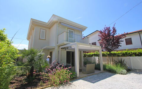 Casa Simonetta: Barrio Residencial, Casa, Casa, Arquitectura, Puerta, Inmuebles, Balcón, Suburbio, Sombra, Porche