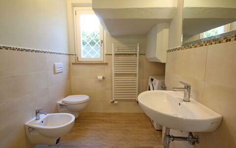 Casa Simonetta: Piso, Suelo, Baño, Arreglo De Tubería, Diseño De Interiores, Lavabo, Lavabo Del Baño, Plomería, Grifo, Habitación