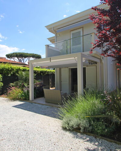Casa Simonetta: Barrio Residencial, Arbusto, Casa, Casa, Jardín, Sombra, Paisajismo, Yarda, Inmuebles