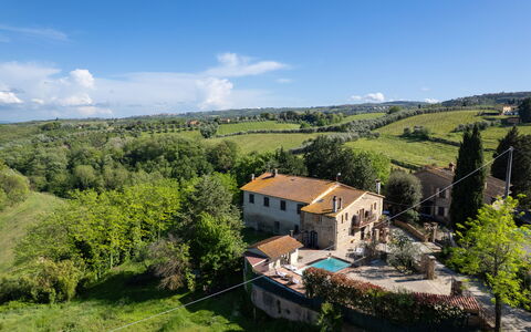 Villa Gori: Edificio, Casa, Barrio Residencial, Casa, Techo, Área Rural, Inmuebles, Asentamientos Humanos, Cabaña, Pueblo