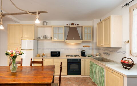 Villa Gori: Mueble, Cocina, Mostrador, Diseño De Interiores, Gabinetes, Aparato De Cocina, Piso, Suelo, Madera, Electrodoméstico