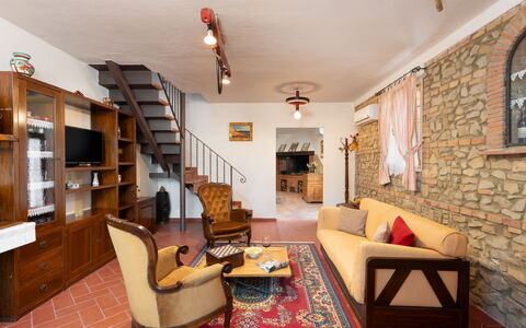 Villa Gori: Mueble, Diseño De Interiores, Sofá, Piso, Techo, Sala, Habitación, Suelo, Mesa, Encendiendo