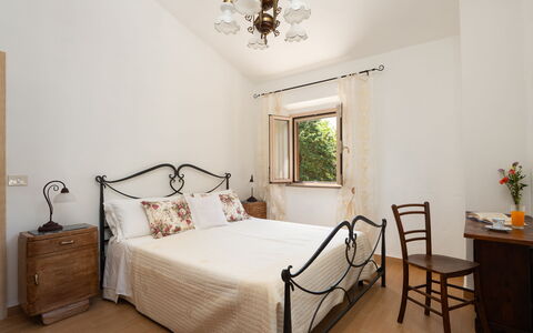 Villa Gori: Mueble, Cama, Habitación, Pared, Diseño De Interiores, Madera, Piso, Suelo, Lecho, Sábana