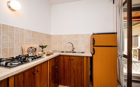 Casa Alloro, Ac, Wifi, Narni: Madera, Cocina, Mostrador, Electrodoméstico, Diseño De Interiores, Aparato De Cocina, Fregadero, Gabinetes, Manchas De Madera, Lavabo