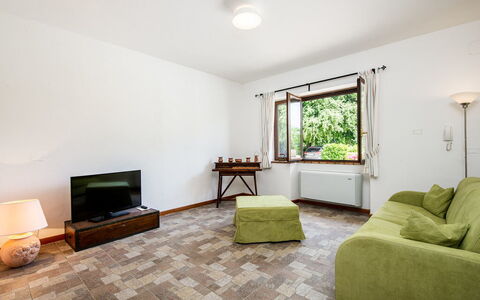 Casa Alloro, Ac, Wifi, Narni: Mueble, Diseño De Interiores, Piso, Suelo, Pared, Habitación, Madera, Sofá, Techo, Sala