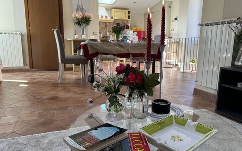 Anna: Mueble, Diseño De Interiores, Piso, Madera, Suelo, Mesa, Encendiendo, Silla, Habitación, Comedor