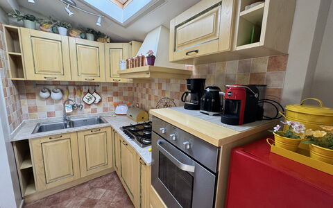 Anna: Aparato De Cocina, Cocina, Mostrador, Electrodoméstico, Estufa De Cocina, Gabinetes, Madera, Piso, Mueble, Diseño De Interiores