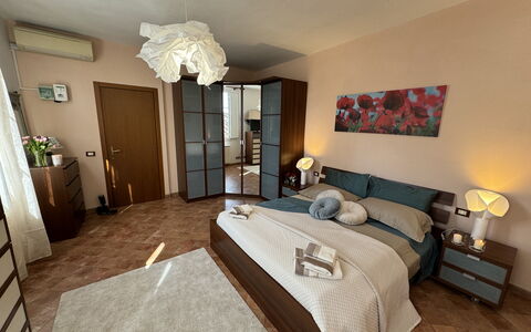 Anna: Mueble, Cama, Diseño De Interiores, Habitación, Piso, Suelo, Sábana, Lecho, Habitación, Madera