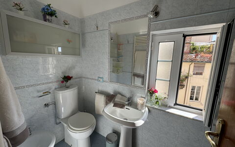 Anna: Arreglo De Tubería, Lavabo, Baño, Lavabo Del Baño, Plomería, Grifo, Baño, Diseño De Interiores, Asiento Del Baño, Suelo