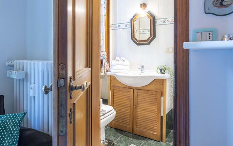 Suite Vogel: Madera, Lavabo Del Baño, Diseño De Interiores, Piso, Arreglo De Tubería, Suelo, Lavabo, Grifo, Mueble De Baño, Baño