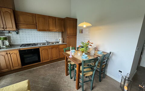 Green Hills 13: Piso, Mueble, Cocina, Mostrador, Diseño De Interiores, Suelo, Gabinetes, Madera, Aparato De Cocina, Techo