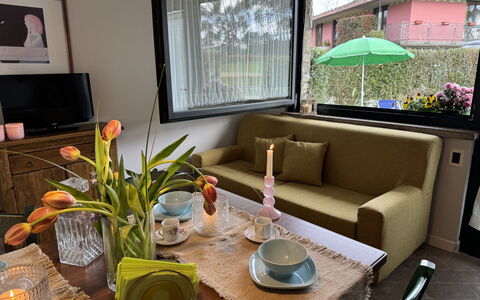 Green Hills 13: Madera, Diseño De Interiores, Mueble, Piso, Habitación, Sala, Sofá, Planta De Casa, Mesa De Café