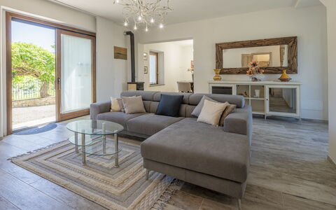 Villetta Cafaggio, Ac, Wifi, Panzano In Chianti: Mueble, Sofá, Diseño De Interiores, Piso, Suelo, Sala, Madera, Techo, Habitación, Casa