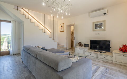 Villetta Cafaggio, Ac, Wifi, Panzano In Chianti: Sofá, Mueble, Diseño De Interiores, Piso, Sala, Suelo, Techo, Habitación, Casa