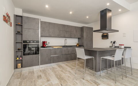 Villetta Cafaggio, Ac, Wifi, Panzano In Chianti: Piso, Suelo, Diseño De Interiores, Madera, Cocina, Mueble, Mostrador, Techo, Gabinetes, Aparato De Cocina