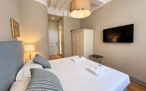 Via Roma 39: Habitación, Cama, Sábana, Lecho, Diseño De Interiores, Suelo, Mueble, Marco De La Cama, Habitación, Linos