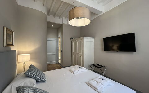 Via Roma 39: Habitación, Cama, Sábana, Lecho, Diseño De Interiores, Marco De La Cama, Suelo, Habitación, Techo, Departamento