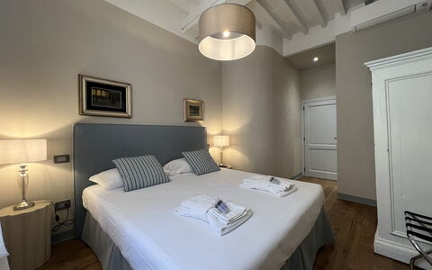 Via Roma 39: Cama, Habitación, Lecho, Sábana, Diseño De Interiores, Mueble, Marco De La Cama, Linos, Habitación, Suelo