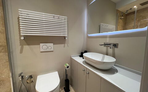 Via Roma 39: Baño, Lavabo Del Baño, Arreglo De Tubería, Lavabo, Piso, Diseño De Interiores, Baño, Suelo, Mueble De Baño, Espejo
