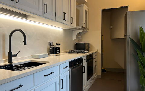 Via Roma 39: Cocina, Aparato De Cocina, Mostrador, Electrodoméstico, Gabinetes, Diseño De Interiores, Estufa De Cocina, Fregadero, Estufa, Techo