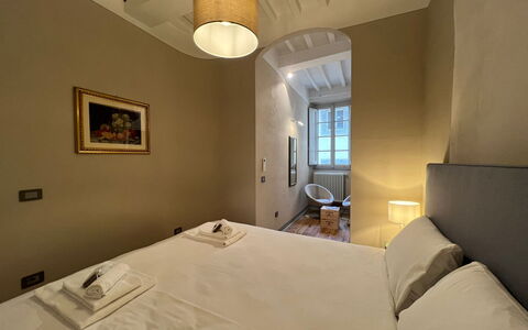 Via Roma 39: Pared, Habitación, Suelo, Techo, Cama, Diseño De Interiores, Sábana, Lecho, Habitación, Marco De La Cama