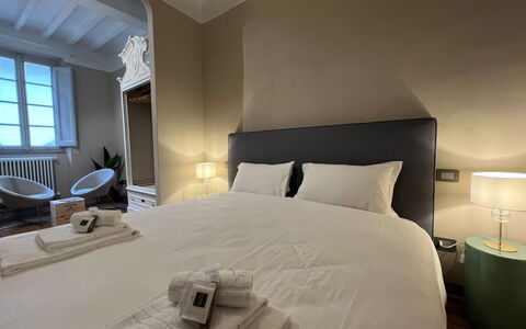 Via Roma 39: Habitación, Cama, Diseño De Interiores, Sábana, Lecho, Suelo, Mueble, Techo, Habitación, Linos