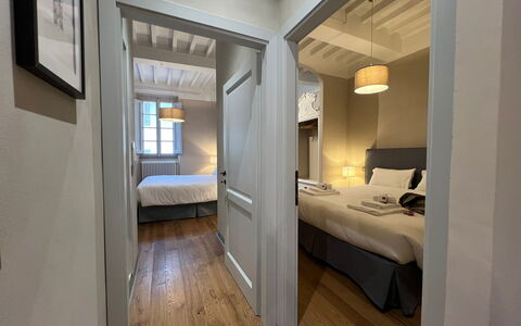 Via Roma 39: Diseño De Interiores, Habitación, Suelo, Cama, Habitación, Departamento, Techo, Lecho, Sábana, Marco De La Cama