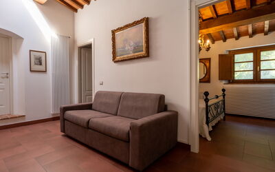 Appartamento Tuscia: Mueble, Diseño De Interiores, Piso, Pared, Madera, Suelo, Techo, Sofá, Habitación, Sala