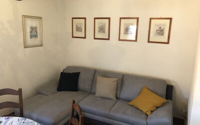 Appartamento Enotria: Mueble, Sofá, Piso, Diseño De Interiores, Suelo, Madera, Sala, Habitación, Mesa, Casa