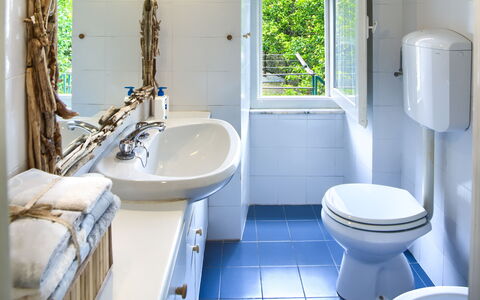 Corso Roma 15 Vacanze - Levanto: Baño, Asiento Del Baño, Arreglo De Tubería, Baño, Lavabo Del Baño, Lavabo, Piso, Grifo, Diseño De Interiores, Suelo