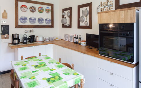 Corso Roma 15 Vacanze - Levanto: Aparato De Cocina, Cocina, Mostrador, Electrodoméstico, Diseño De Interiores, Mueble, Madera, Gabinetes, Piso, Pequeños Electrodomésticos