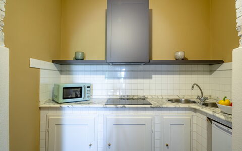 Passignano: Cocina, Mostrador, Aparato De Cocina, Diseño De Interiores, Electrodoméstico, Piso, Gabinetes, Mueble, Suelo, Techo