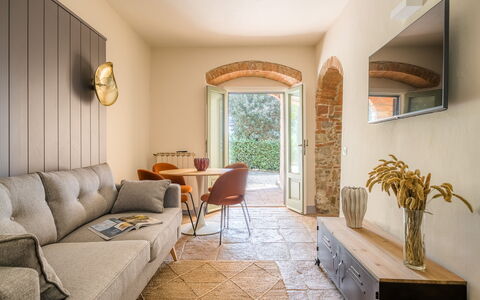 Passignano: Mueble, Pared, Diseño De Interiores, Piso, Sofá, Suelo, Encendiendo, Sala, Mesa, Habitación