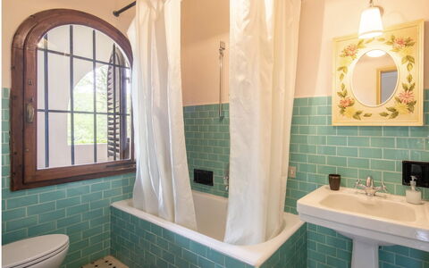 Villa Albertina: Baño, Pared, Arreglo De Tubería, Diseño De Interiores, Piso, Suelo, Grifo, Loseta, Plomería, Bañera