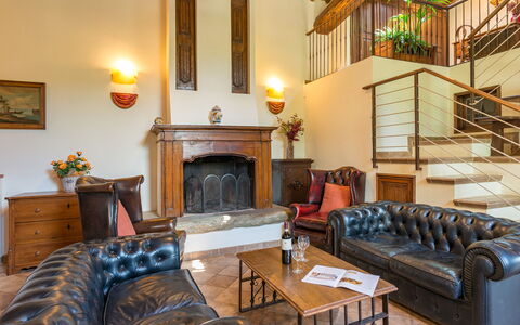 Antica Villa Della Lana: Mueble, Diseño De Interiores, Madera, Piso, Techo, Encendiendo, Suelo, Habitación, Sofá, Sala